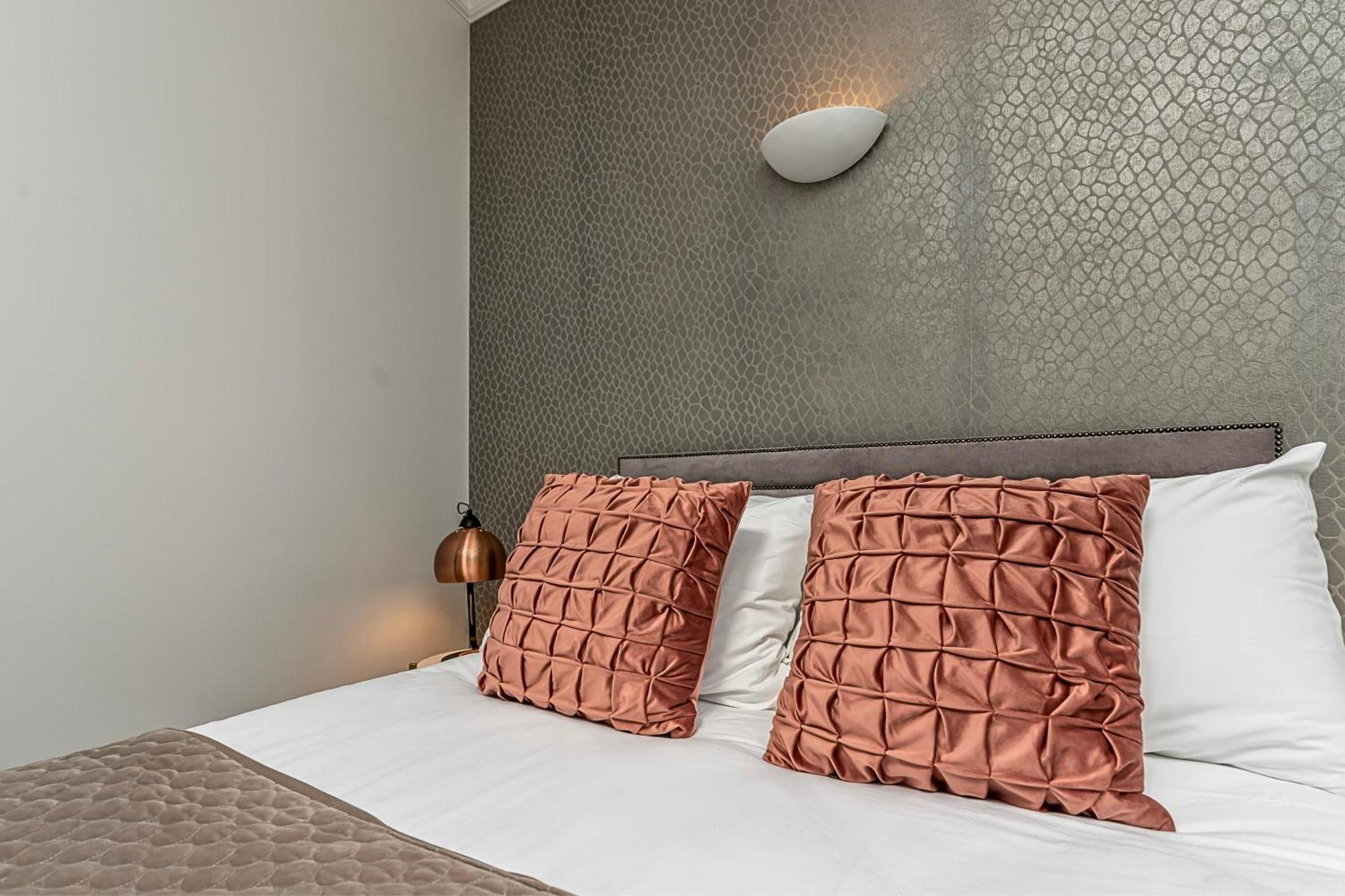 The Secret Kensington Garden Mews-2 Bedroom Full House-2 Train Lines- Spacious-Kings Road- Harrods -Chelsea Stadium-Private Small Patio 伦敦 外观 照片
