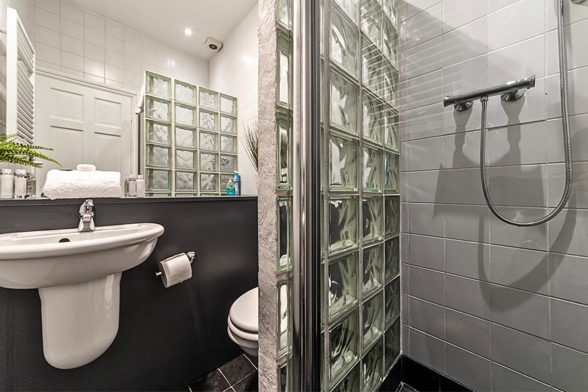 The Secret Kensington Garden Mews-2 Bedroom Full House-2 Train Lines- Spacious-Kings Road- Harrods -Chelsea Stadium-Private Small Patio 伦敦 外观 照片