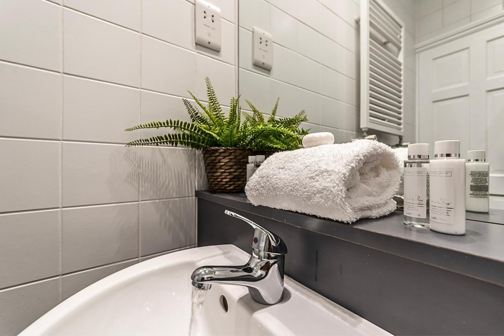 The Secret Kensington Garden Mews-2 Bedroom Full House-2 Train Lines- Spacious-Kings Road- Harrods -Chelsea Stadium-Private Small Patio 伦敦 外观 照片