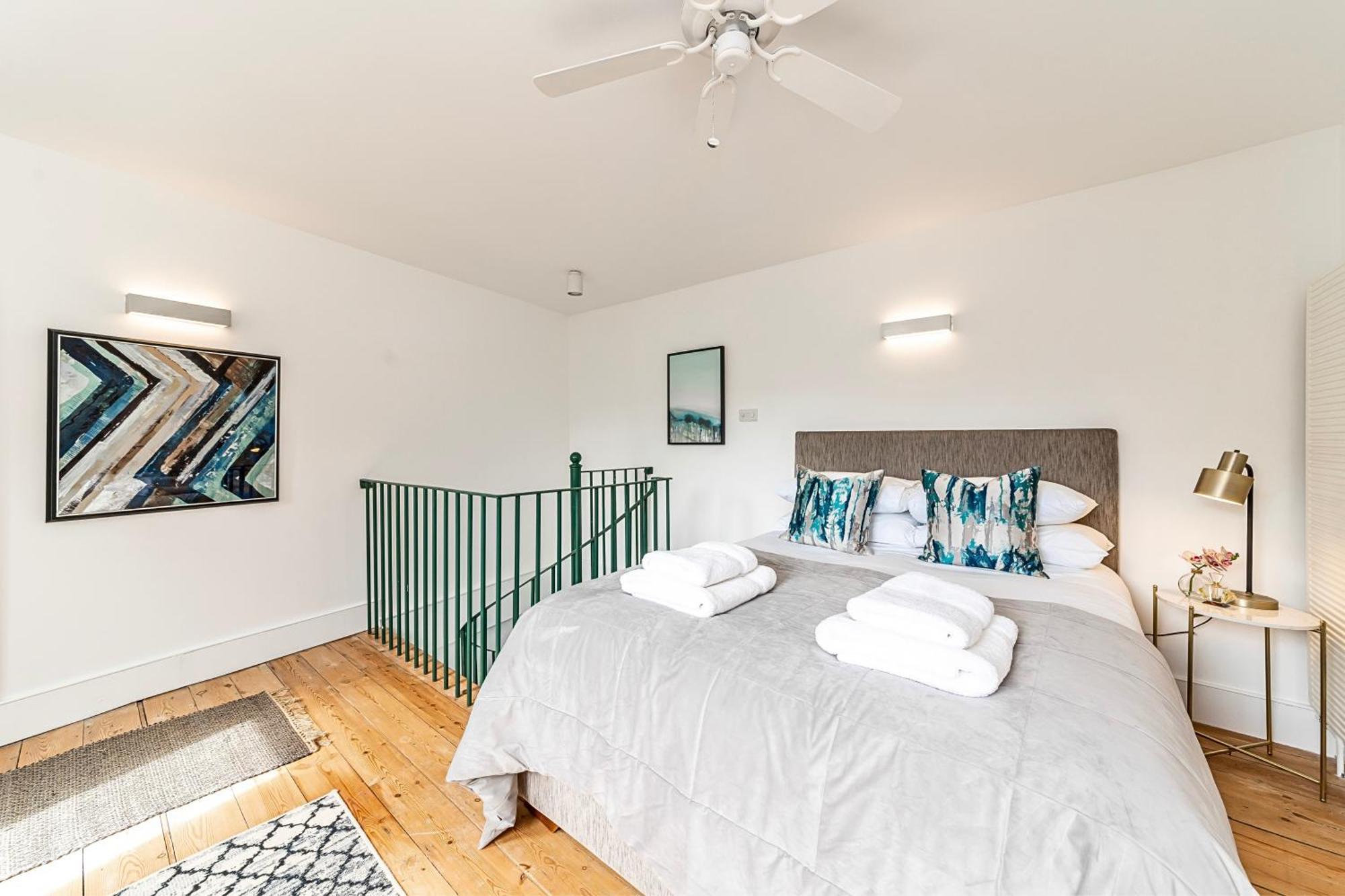 The Secret Kensington Garden Mews-2 Bedroom Full House-2 Train Lines- Spacious-Kings Road- Harrods -Chelsea Stadium-Private Small Patio 伦敦 外观 照片