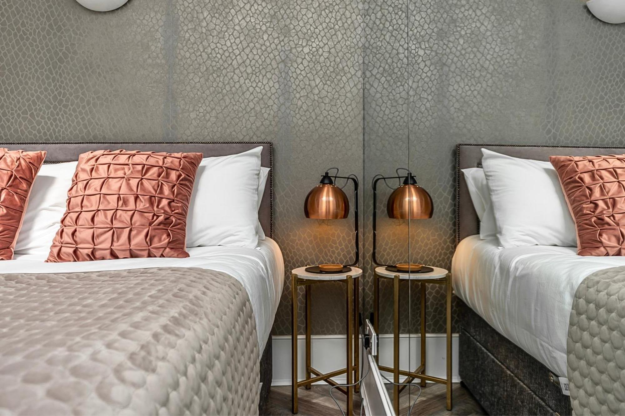 The Secret Kensington Garden Mews-2 Bedroom Full House-2 Train Lines- Spacious-Kings Road- Harrods -Chelsea Stadium-Private Small Patio 伦敦 外观 照片