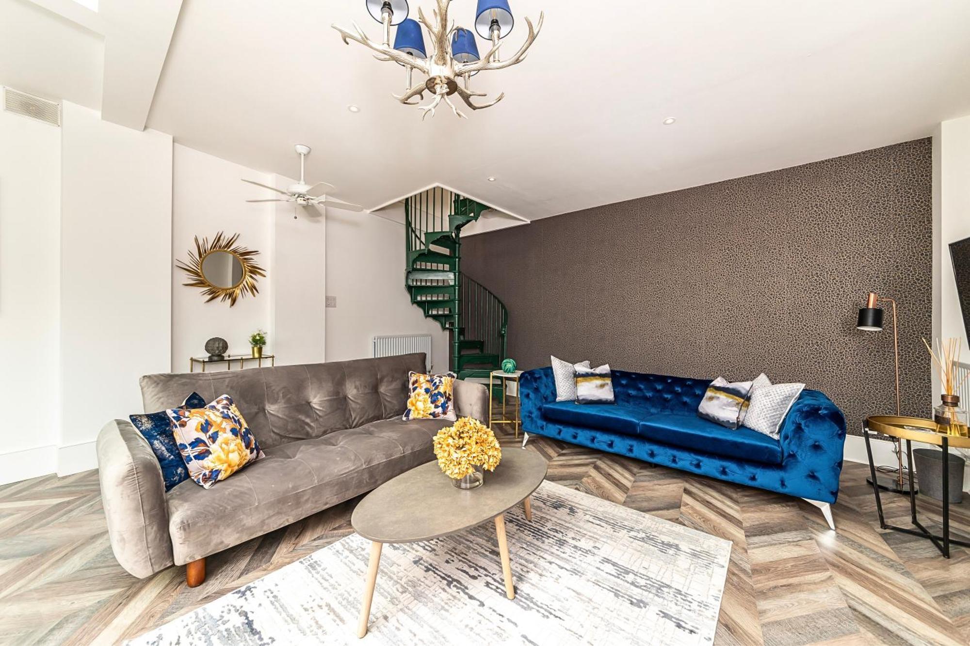 The Secret Kensington Garden Mews-2 Bedroom Full House-2 Train Lines- Spacious-Kings Road- Harrods -Chelsea Stadium-Private Small Patio 伦敦 外观 照片