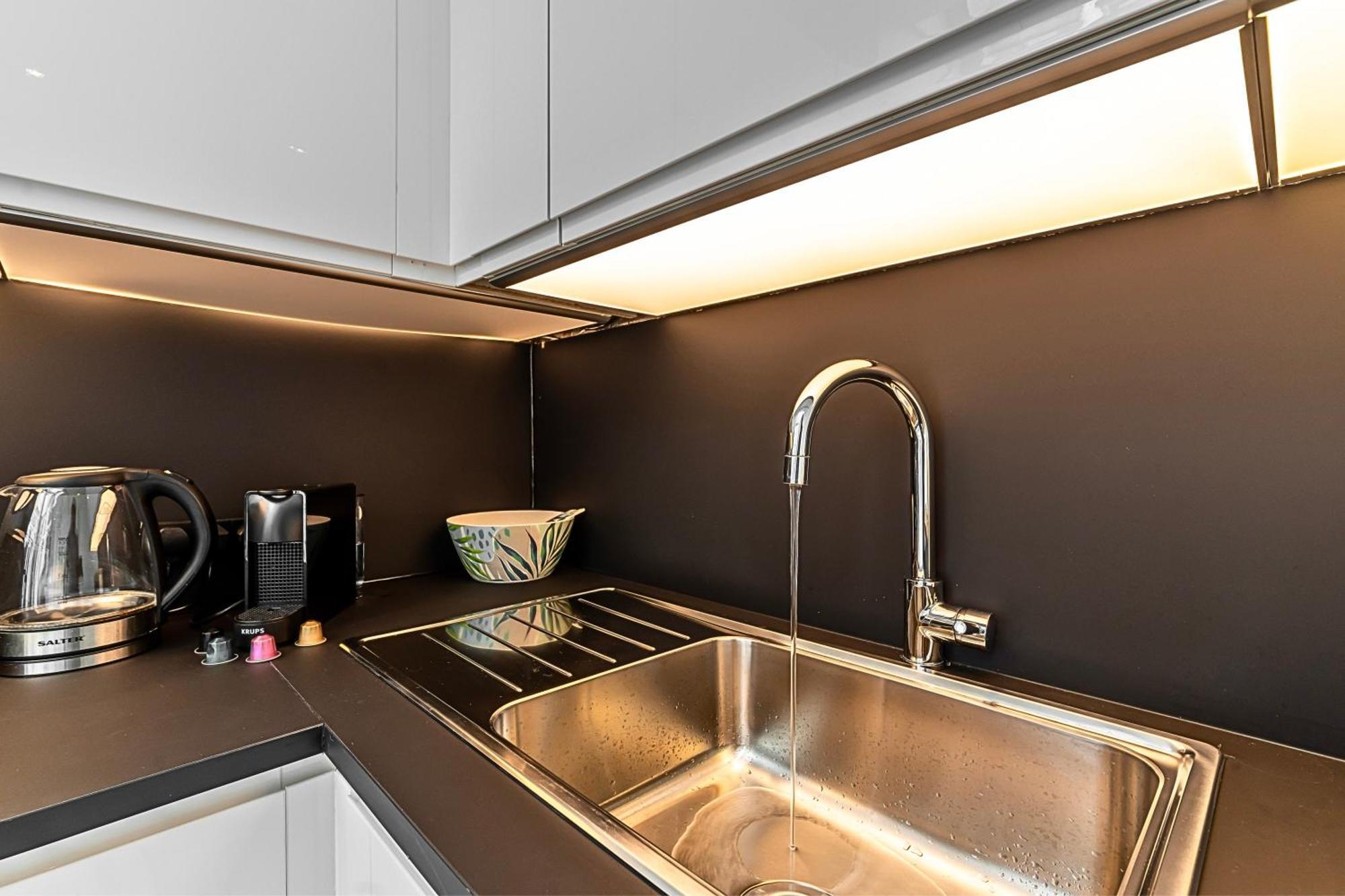 The Secret Kensington Garden Mews-2 Bedroom Full House-2 Train Lines- Spacious-Kings Road- Harrods -Chelsea Stadium-Private Small Patio 伦敦 外观 照片