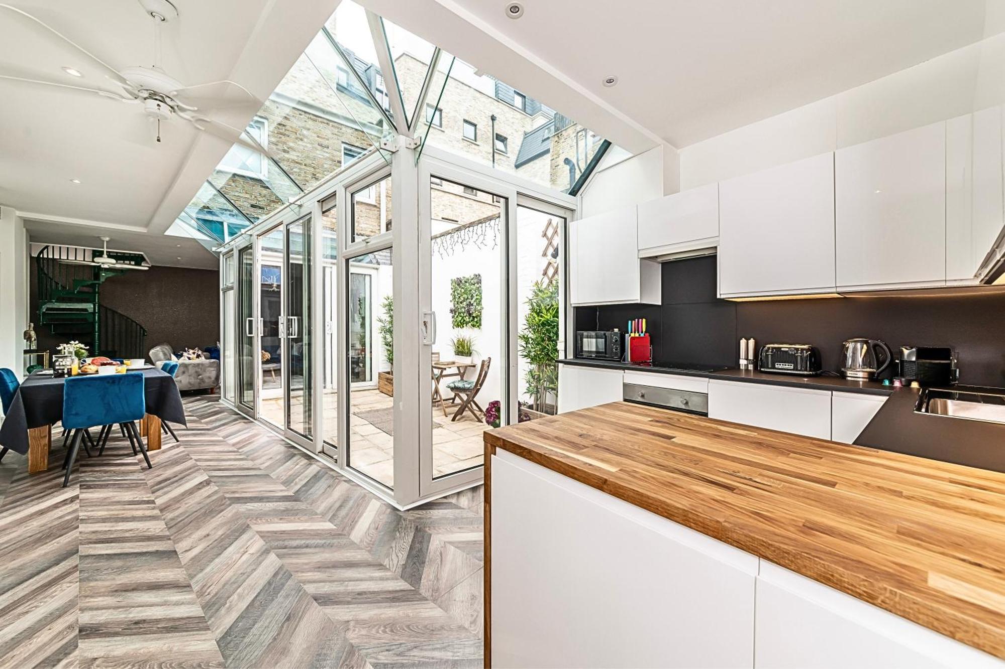 The Secret Kensington Garden Mews-2 Bedroom Full House-2 Train Lines- Spacious-Kings Road- Harrods -Chelsea Stadium-Private Small Patio 伦敦 外观 照片
