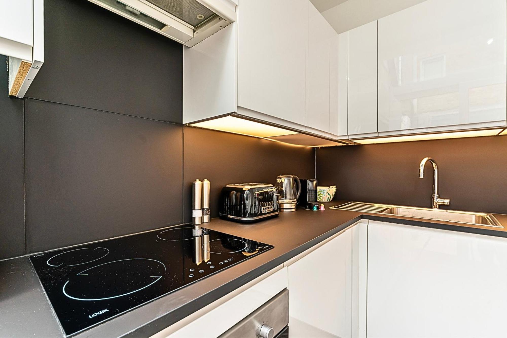 The Secret Kensington Garden Mews-2 Bedroom Full House-2 Train Lines- Spacious-Kings Road- Harrods -Chelsea Stadium-Private Small Patio 伦敦 外观 照片