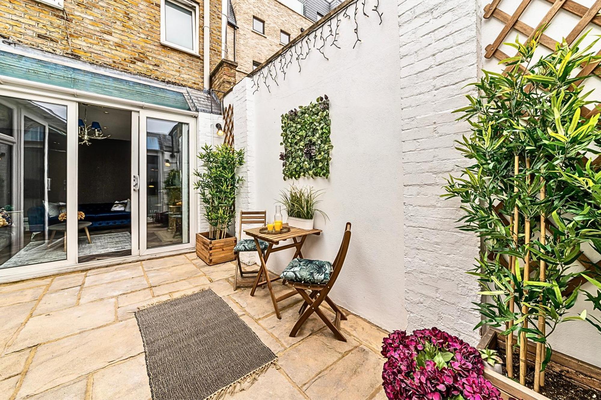The Secret Kensington Garden Mews-2 Bedroom Full House-2 Train Lines- Spacious-Kings Road- Harrods -Chelsea Stadium-Private Small Patio 伦敦 外观 照片