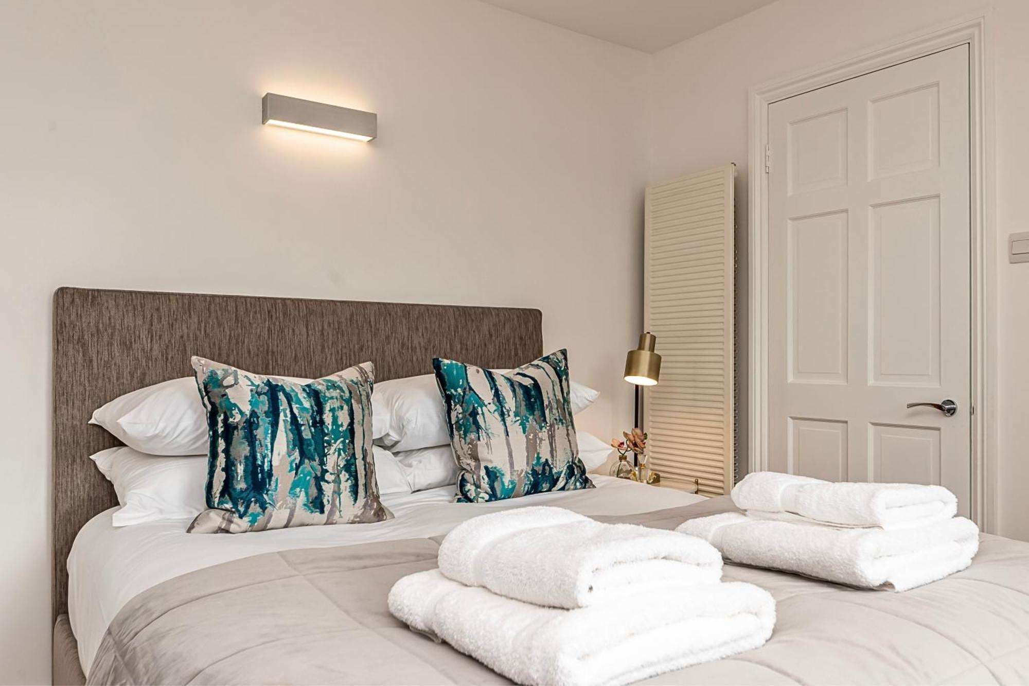 The Secret Kensington Garden Mews-2 Bedroom Full House-2 Train Lines- Spacious-Kings Road- Harrods -Chelsea Stadium-Private Small Patio 伦敦 外观 照片