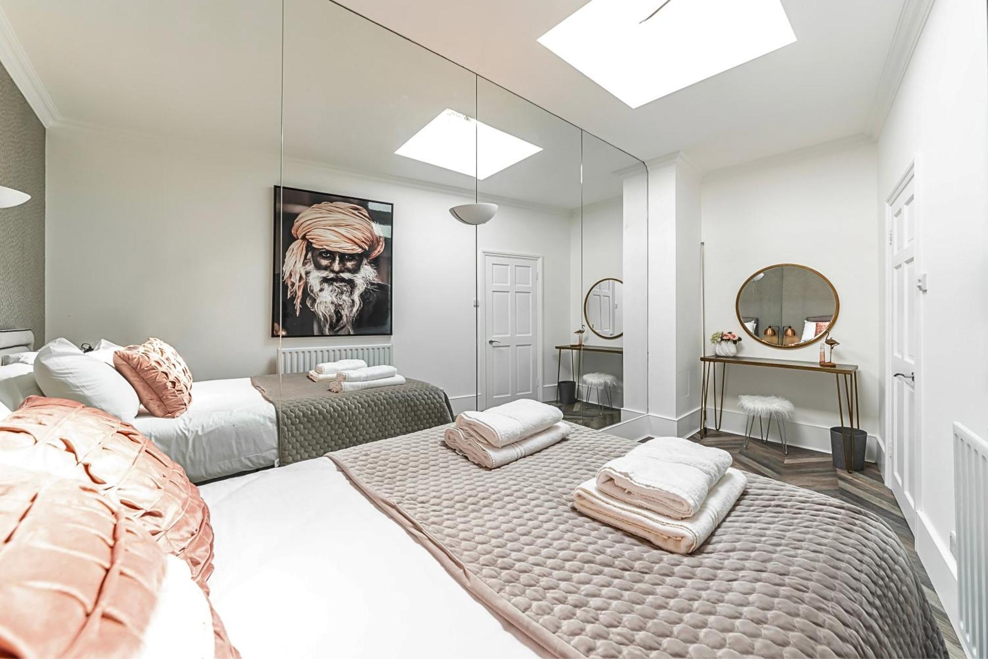 The Secret Kensington Garden Mews-2 Bedroom Full House-2 Train Lines- Spacious-Kings Road- Harrods -Chelsea Stadium-Private Small Patio 伦敦 外观 照片