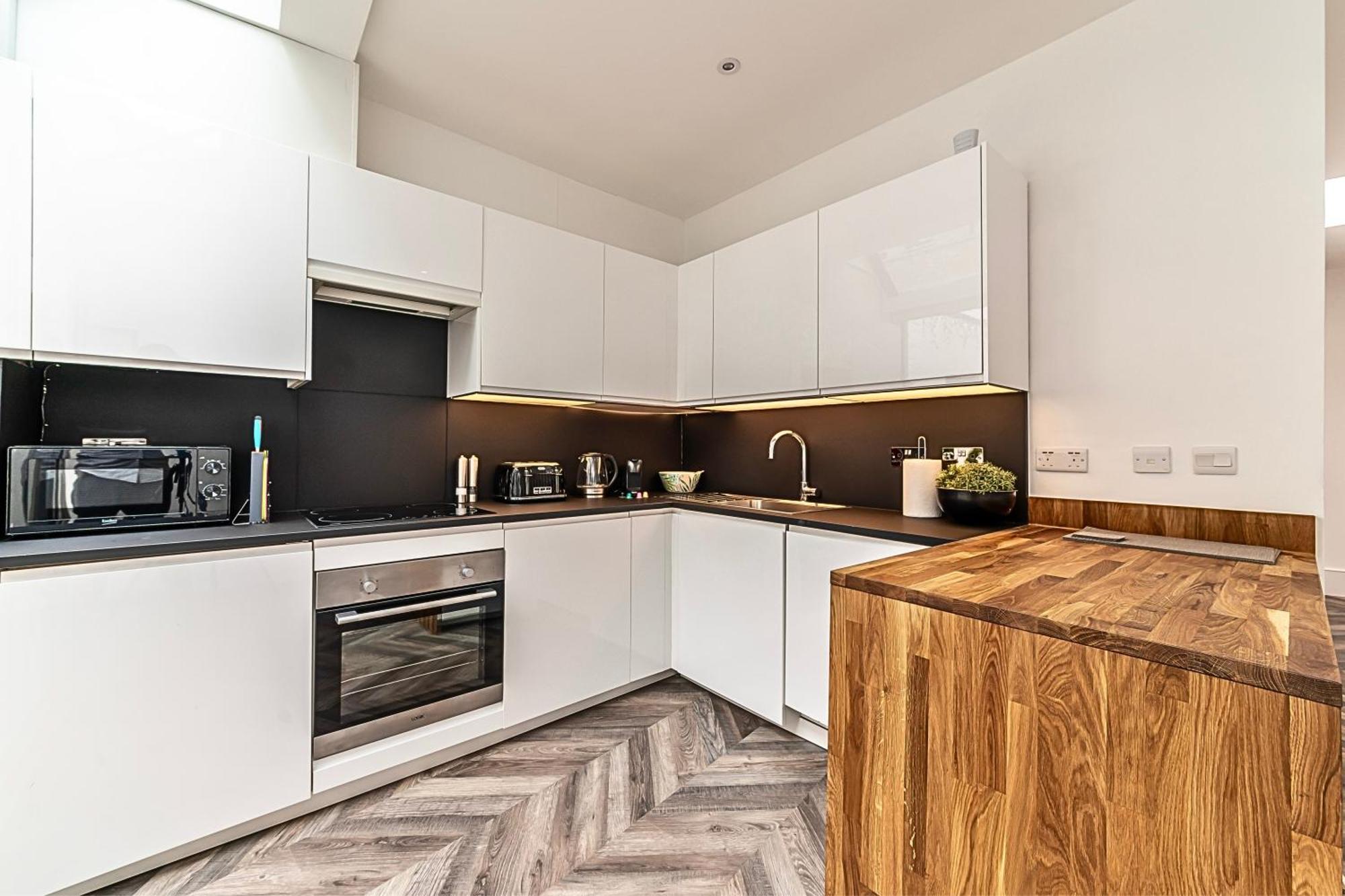 The Secret Kensington Garden Mews-2 Bedroom Full House-2 Train Lines- Spacious-Kings Road- Harrods -Chelsea Stadium-Private Small Patio 伦敦 外观 照片