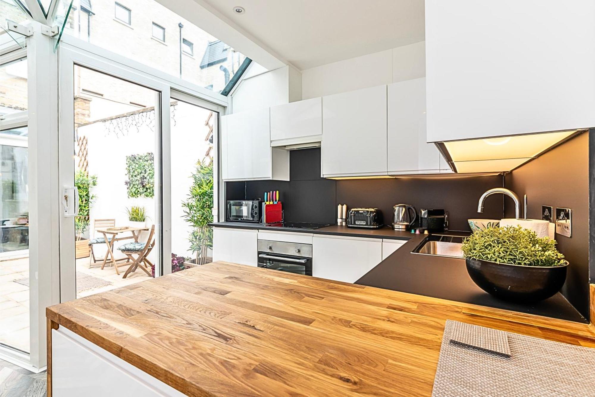 The Secret Kensington Garden Mews-2 Bedroom Full House-2 Train Lines- Spacious-Kings Road- Harrods -Chelsea Stadium-Private Small Patio 伦敦 外观 照片