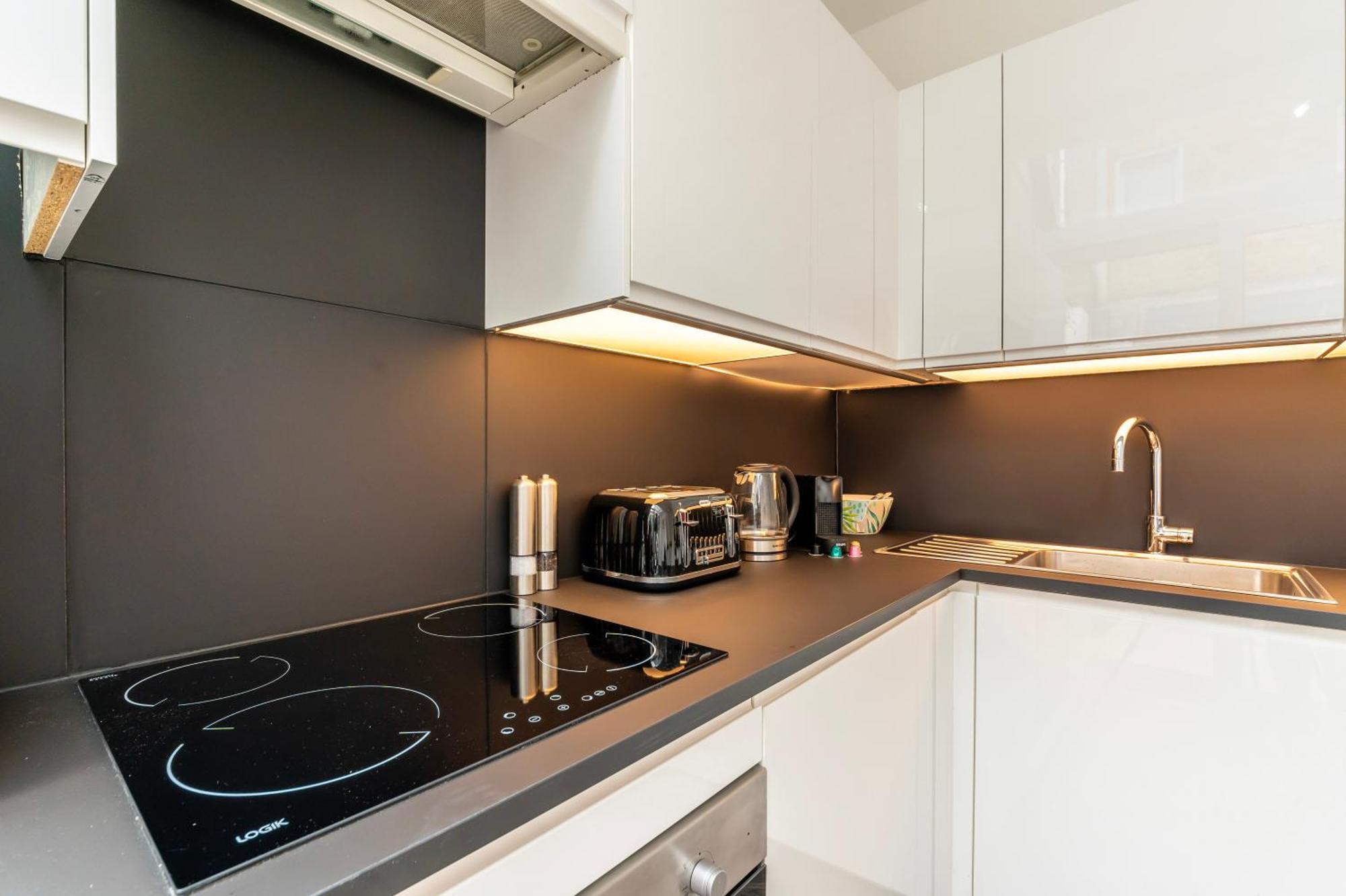 The Secret Kensington Garden Mews-2 Bedroom Full House-2 Train Lines- Spacious-Kings Road- Harrods -Chelsea Stadium-Private Small Patio 伦敦 外观 照片