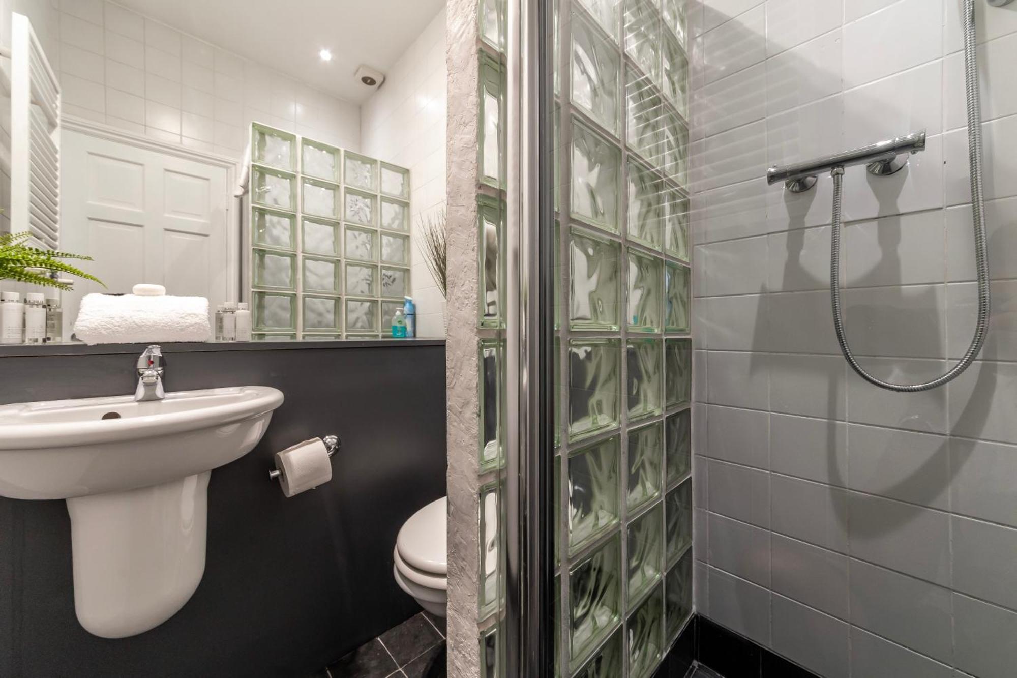 The Secret Kensington Garden Mews-2 Bedroom Full House-2 Train Lines- Spacious-Kings Road- Harrods -Chelsea Stadium-Private Small Patio 伦敦 外观 照片