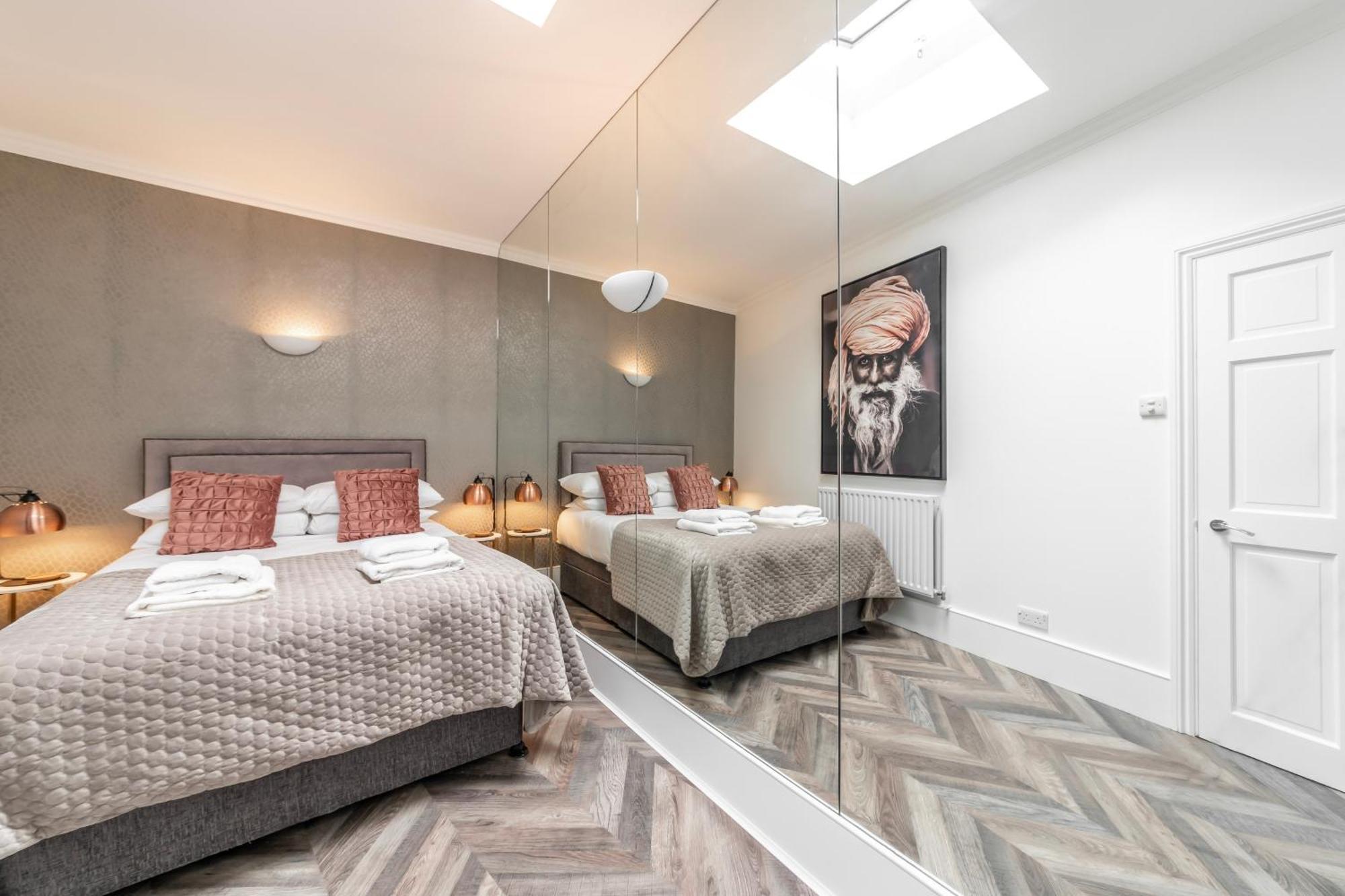 The Secret Kensington Garden Mews-2 Bedroom Full House-2 Train Lines- Spacious-Kings Road- Harrods -Chelsea Stadium-Private Small Patio 伦敦 外观 照片